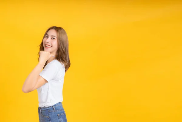 Ritratto Felice Giovane Donna Asiatica Cerca Fotocamera Dito Che Indica — Foto Stock