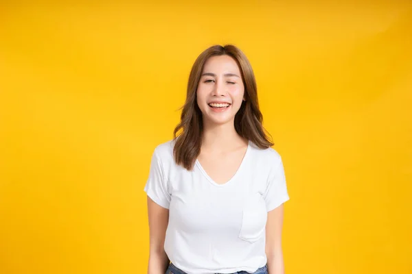 여성이 즐겁게 티셔츠의 긍정적 긍정적 노란색 스튜디오 — 스톡 사진