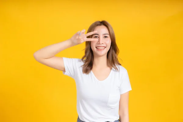 Portret Vrolijke Jonge Aziatische Vrouw Lachen Vinger Handen Symbool Gebaar — Stockfoto