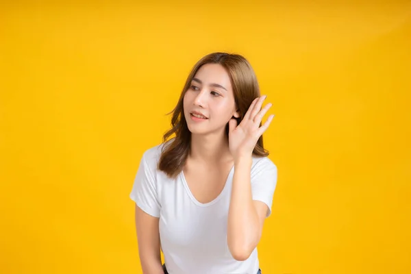 Portret Gelukkige Jonge Aziatische Vrouw Glimlachende Hand Houden Oor Luisteren — Stockfoto