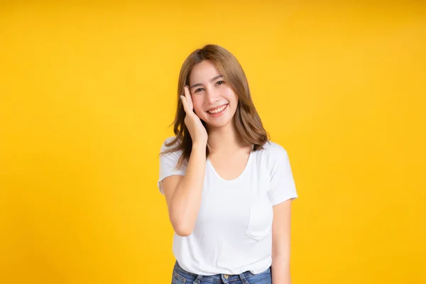 여성이 웃으며 티셔츠의 긍정적 노란색 고립된 스튜디오 가십적 — 스톡 사진