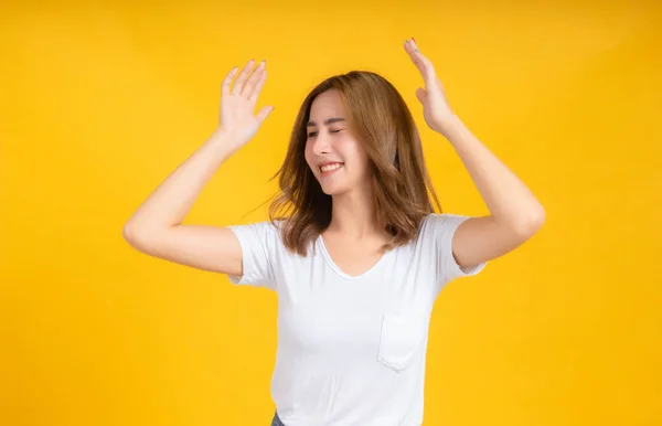 Ritratto Felice Giovane Donna Asiatica Danza Musica Celebrare Divertimento Divertimento — Foto Stock