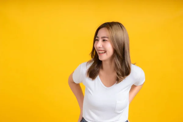 Retrato Jovem Feliz Asiático Mulher Sorriso Rindo Desfrutar Diversão Relaxante — Fotografia de Stock