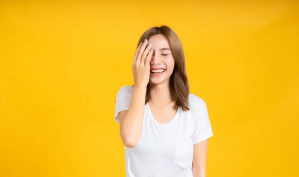 아시아인 여인이 웃으며 가리고 티셔츠 노란색 고립된 스튜디오 공간에서 편안하고 — 스톡 사진