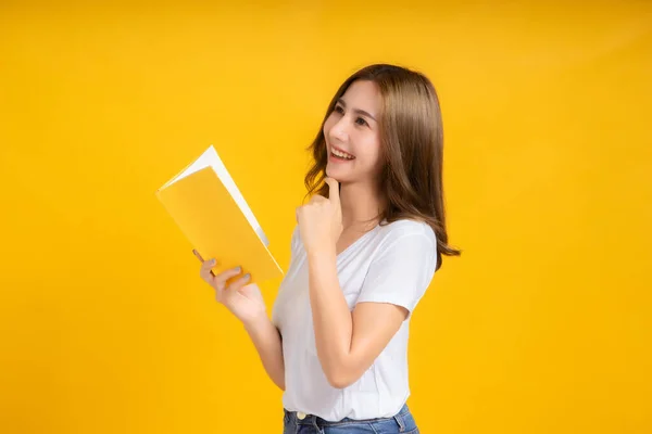 Retrato Joven Feliz Asiática Mujer Leyendo Libro Educación Estudio Aprendizaje — Foto de Stock