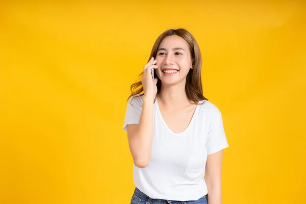 Portret Gelukkige Jonge Aziatische Vrouw Praten Gesprek Met Smartphone Mobiele — Stockfoto