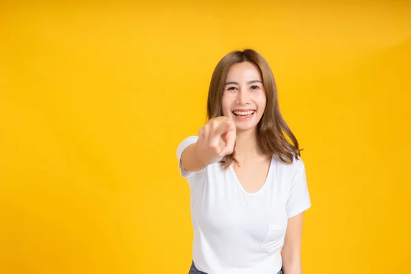 年轻快乐的亚洲女人站在那里笑着享受轻松轻松的积极情绪 穿着白色T恤 黄色背景孤零零地拍摄和复制空间 — 图库照片