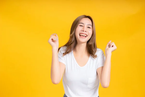 Ritratto Felice Giovane Donna Asiatica Danza Musica Celebrare Divertimento Divertimento — Foto Stock