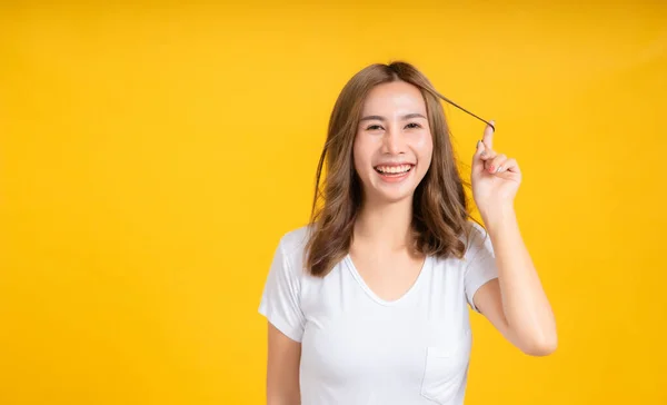 Portret Gelukkig Jong Aziatisch Vrouw Gevoel Zorgeloos Lachen Positieve Emotie — Stockfoto