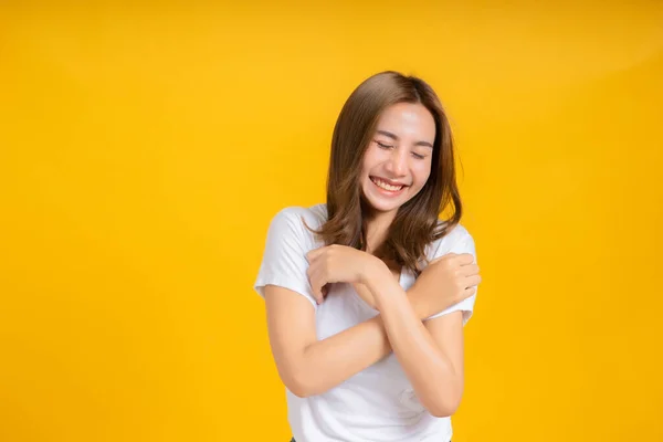 Portré Boldog Fiatal Ázsiai Érzés Gondtalan Nevetés Pozitív Érzelem Fehér — Stock Fotó