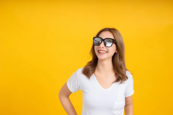 Retrato Feliz Joven Asiática Mujer Sintiéndose Despreocupada Riendo Con Gafas — Foto de Stock
