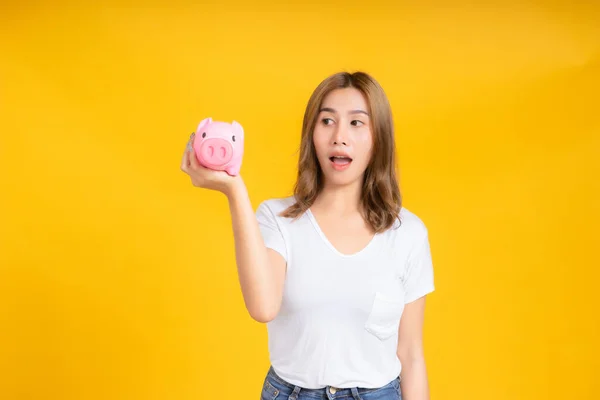 Retrato Feliz Joven Asiática Mujer Sosteniendo Piggybank Ahorro Dinero Para — Foto de Stock