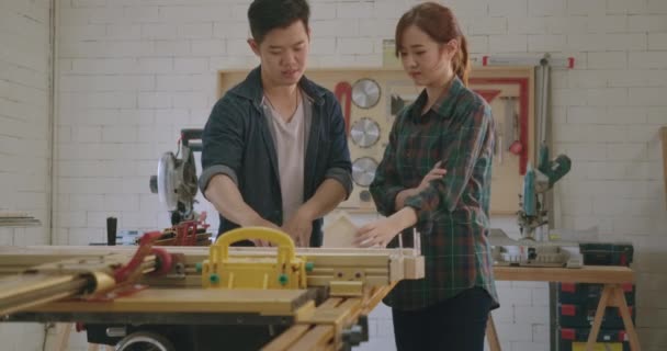 Dois Carpinteiro Trabalho Equipe Construção Design Madeira Casa Modelo Medida — Vídeo de Stock