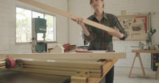 Arbeiter Junge Asiatische Tischlerin Griff Holzstück Bau Design Holzarbeiten Werkstatt — Stockvideo