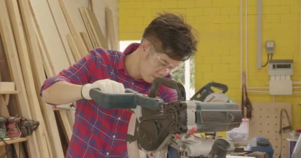 Worker Young Asian Man Carpenter Building Design Cutting Wooden Sawing — Stock Video