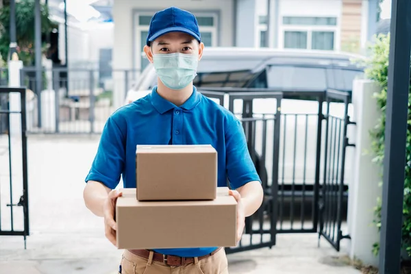 Hombre Entrega Asiática Que Usa Máscara Envía Cartón Del Paquete —  Fotos de Stock