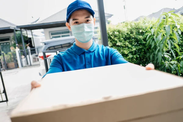 Hombre Entrega Asiática Que Usa Máscara Envía Una Comida Pizza — Foto de Stock