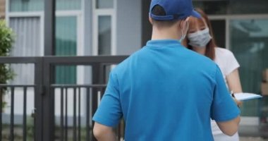 Kapıdan kapıya teslimat ekspresi, müşteri alıcısına maske takan bir paket gönderin. Virüs yayılırken kargo önleme enfeksiyonu karantinasını kontrol edin. Coronavirus..