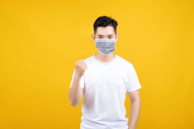 Stüdyo, Coronavirus mikroplarına karşı maske takan Asyalı adamın portresini çekti ve enfeksiyonu önledi..