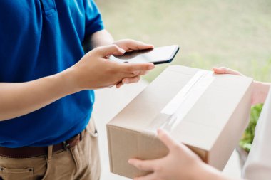 Kapıdan kapıya teslimat ekspresi gönderiliyor. Akıllı telefon işaretli bir paket gönderiliyor. Sevkiyat kontrolü yapılıyor..