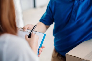 Kapıdan kapıya teslimat ekspresi, müşteri alıcısına maske takan bir paket gönderin. Virüs yayılırken kargo önleme enfeksiyonu karantinasını kontrol edin. Coronavirus..