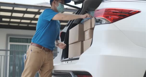 Asian Delivery Man Wearing Mask Picking Package Front Receiver Shipping — Stock Video