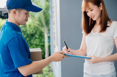 Kapı kapı dolaşan Asyalı kurye ekspresi, müşteri alıcısına kargo teslimatını kontrol eden bir paket gönderir..