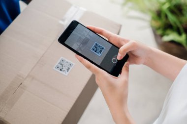 QR Kod Tarayıcı kapı kapı dolaşma ekspres gönderme Akıllı telefon kontrollü müşteri alıcıya bir paket gönderme gönderme kargo teslimat iş ulaşım alışverişi çevrimiçi