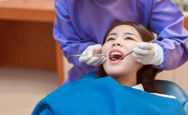 Nahaufnahme Frau Lässt Zähne Untersuchen Zahnarzt Check Bagger Klinik Ihre — Stockfoto