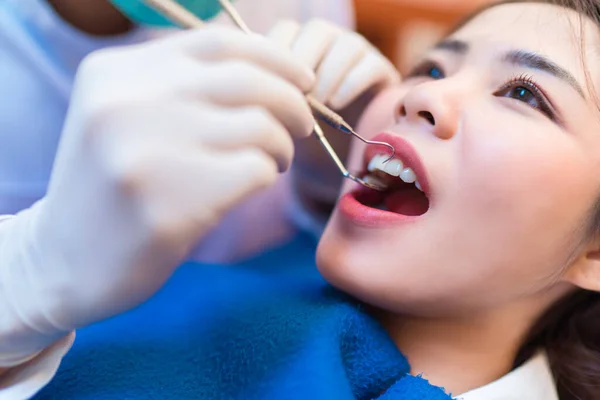 Mujer Cerca Que Tiene Dientes Dentales Examinados Dentista Chequeo Través — Foto de Stock