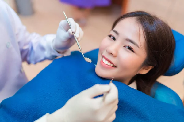 Sonrisa Cerca Mujer Con Dientes Dentales Examinados Chequeo Dentista Través — Foto de Stock