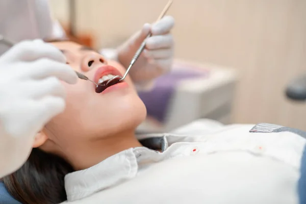 Mujer Cerca Que Tiene Dientes Dentales Examinados Dentista Chequeo Través — Foto de Stock