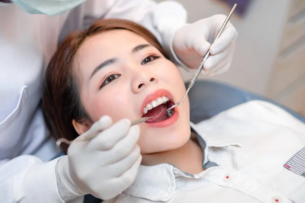 Mujer Cerca Que Tiene Dientes Dentales Examinados Dentista Chequeo Través — Foto de Stock