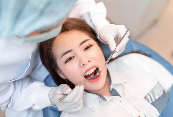 Mujer Cerca Que Tiene Dientes Dentales Examinados Dentista Chequeo Través — Foto de Stock