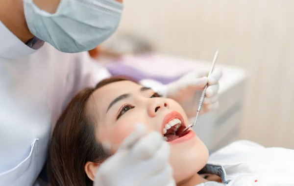 Mujer Cerca Que Tiene Dientes Dentales Examinados Dentista Chequeo Través — Foto de Stock