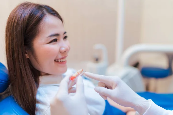 Donna Che Denti Esaminati Dentista Check Con Impianto Falso Dente — Foto Stock