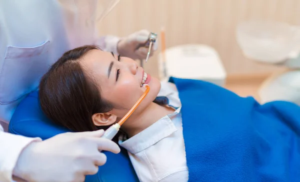 Primo Piano Donna Con Denti Esaminati Dentista Check Tramite Escavatore — Foto Stock