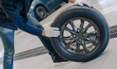 Tamirci, tekerlek lastiği ve servis bakımını değiştirir. Araç süspansiyonu, güvenlik denetimi motoru. Müşteri uzun bir yolculuğa çıkmadan önce.