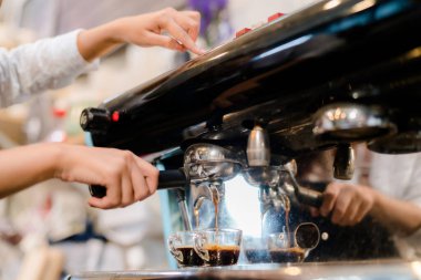 Barista, müşterilere kahve servisi yapıyor. Yarı zamanlı, yarı zamanlı, yarı zamanlı, iş sahibi, kadın çalışan, mutlu bir satıcı ve içecek hazırlıyor.