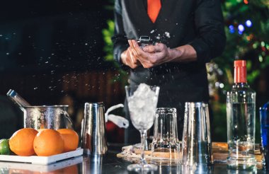 Profesyonel erkek barmen ezilmiş buz hazırlıyor köy partisi kutlamalarında kokteyl karışımı, ekstra iş müşterisi açık hava insan yaşam tarzı..