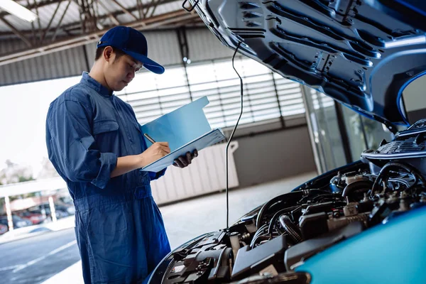 Hombre Mecánico Que Examina Mantenimiento Vía Sistema Seguro Fijan Motor — Foto de Stock