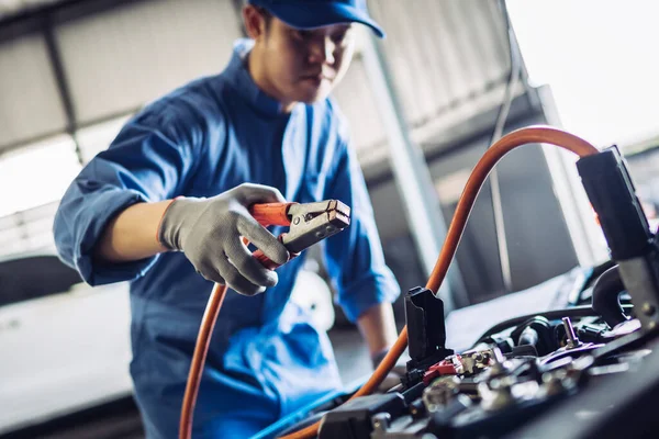 Mecánico Hombre Mantenimiento Saltar Batería Cargando Motor Una Campana Del — Foto de Stock