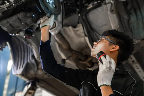 Mecánico Asiático Hombre Examinando Servicio Mantenimiento Suspensión Vehículo Inspección Seguridad — Foto de Stock