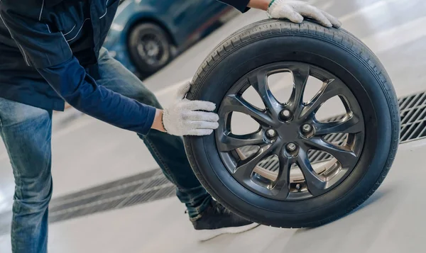 Hombre Mecánico Cambia Neumático Rueda Mantenimiento Servicio Suspensión Vehículo Motor — Foto de Stock