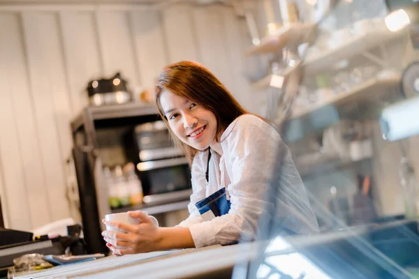 Retrato Mulher Asiática Barista Preparando Café Balcão Frente Servindo Xícara — Fotografia de Stock