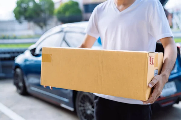 Entrega Hombre Que Lleva Caja Cartón Para Enviar Cliente Del — Foto de Stock