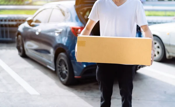 Entrega Hombre Que Lleva Caja Cartón Para Enviar Cliente Del — Foto de Stock