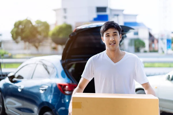 Entrega Hombre Que Lleva Caja Cartón Para Enviar Cliente Del — Foto de Stock