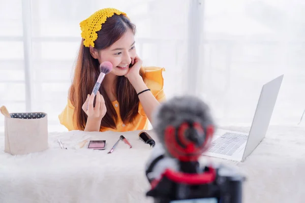 Beleza Blogueiro Jovem Asiático Mulher Apresentação Formação Maquiagem Skincare Vídeo — Fotografia de Stock