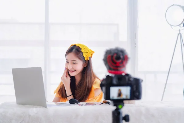 Beleza Blogueiro Jovem Asiático Mulher Apresentação Formação Maquiagem Skincare Vídeo — Fotografia de Stock